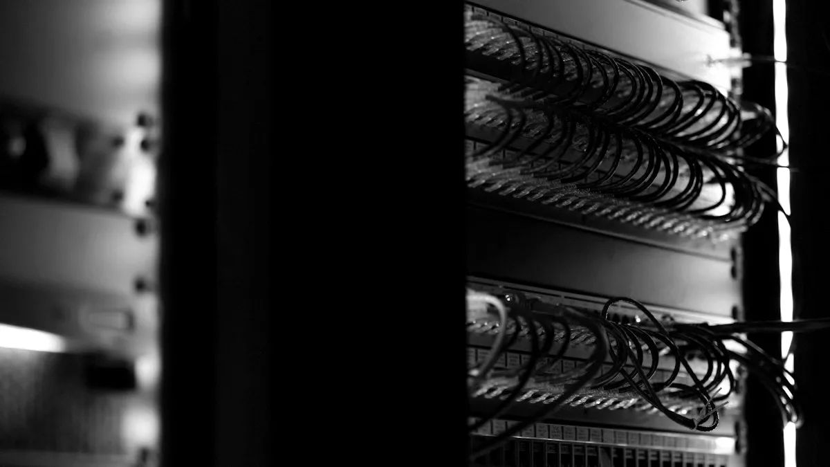 Rack de servidores con cables de red en penumbra