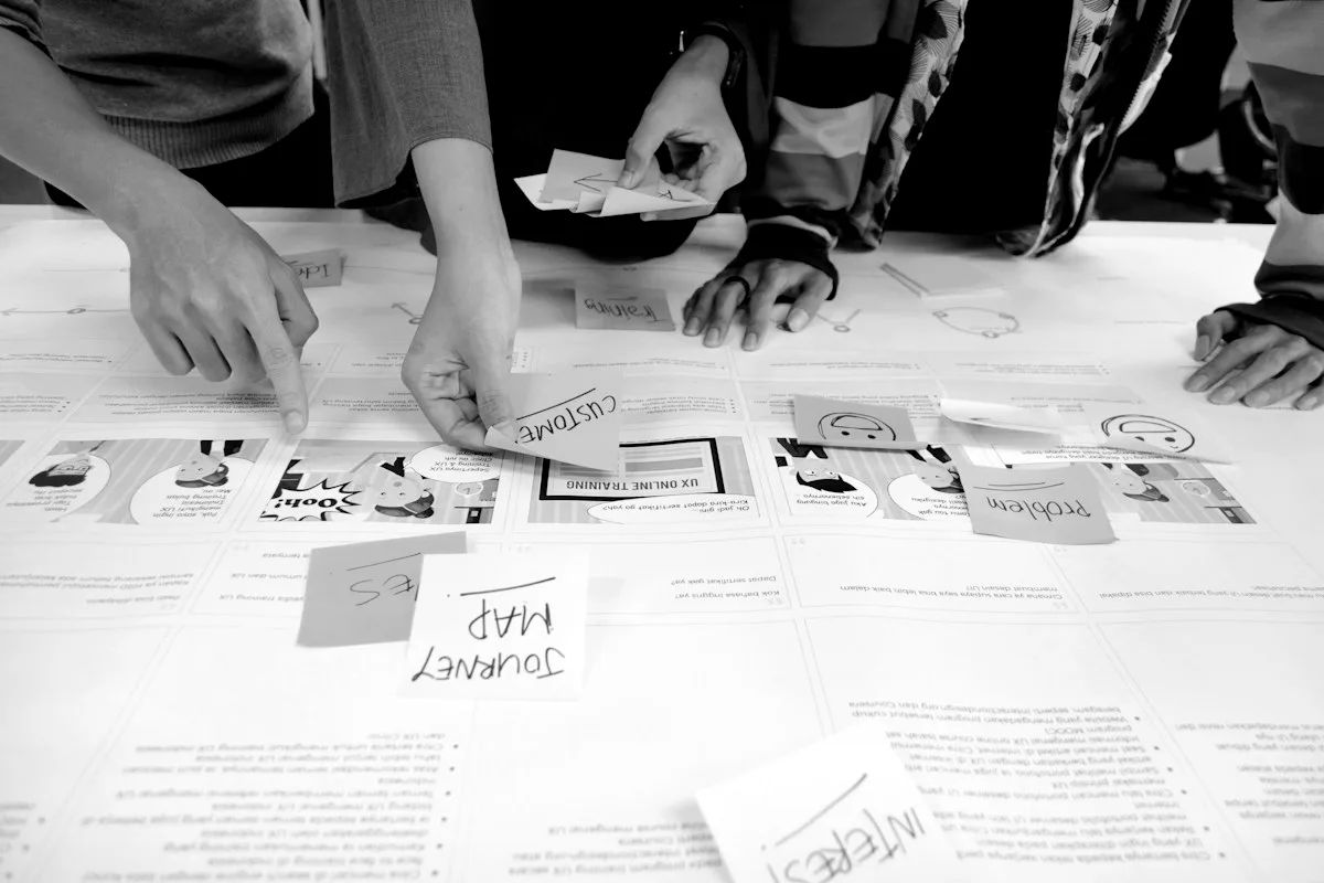 Equipo planificando contenido con notas y bocetos sobre una mesa
