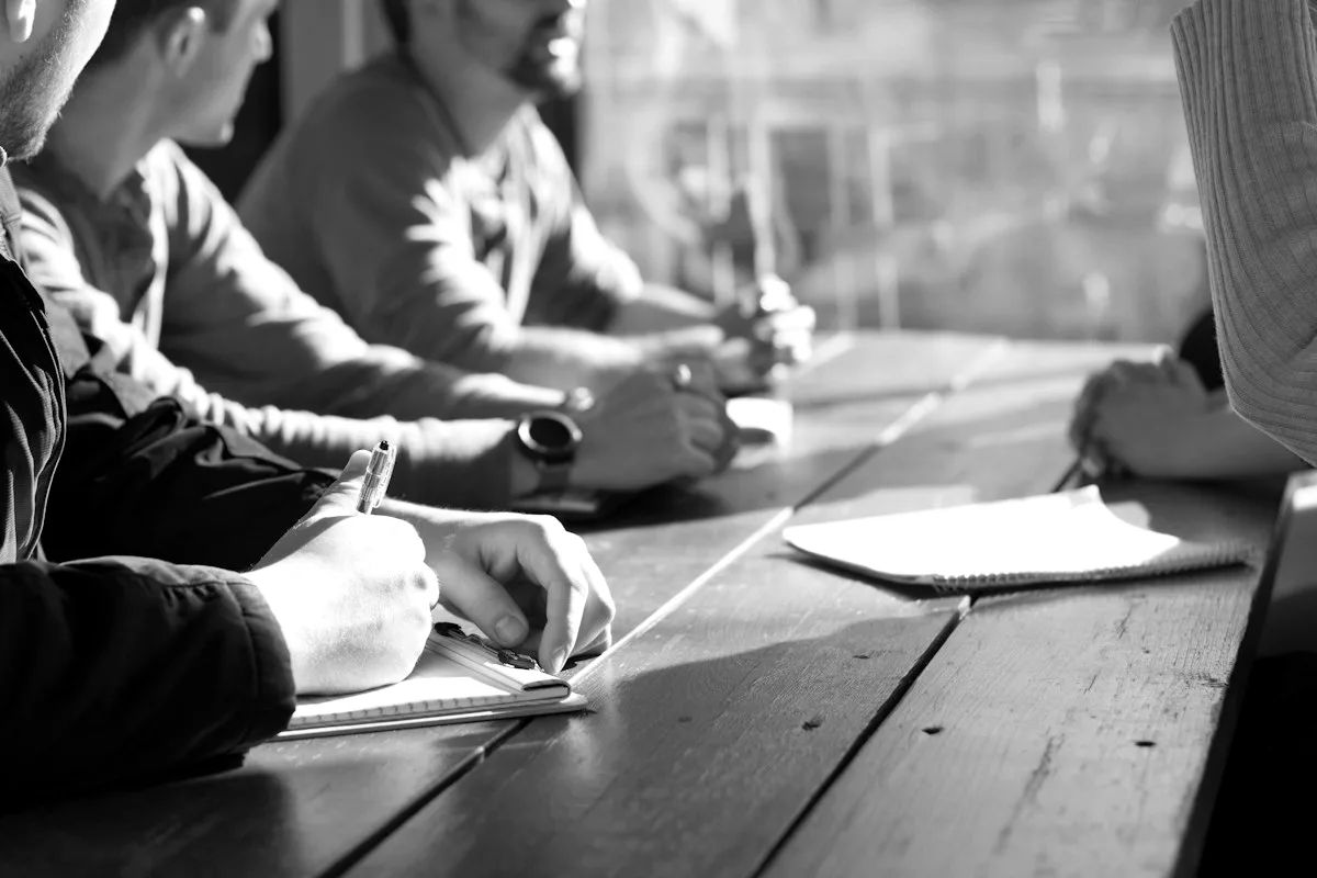 Equipo comercial reunido alrededor de una mesa