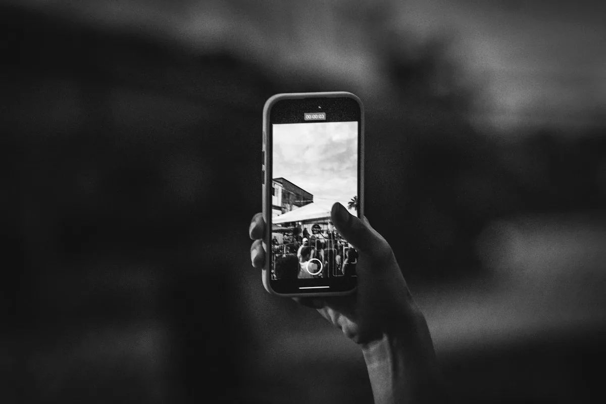 Persona grabando con su celular