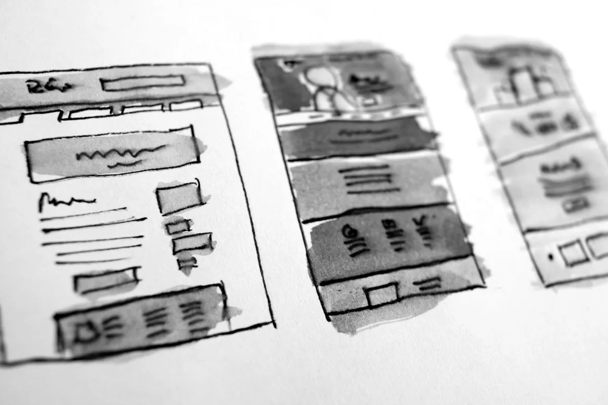 Bocetos de diseño web dibujados a mano